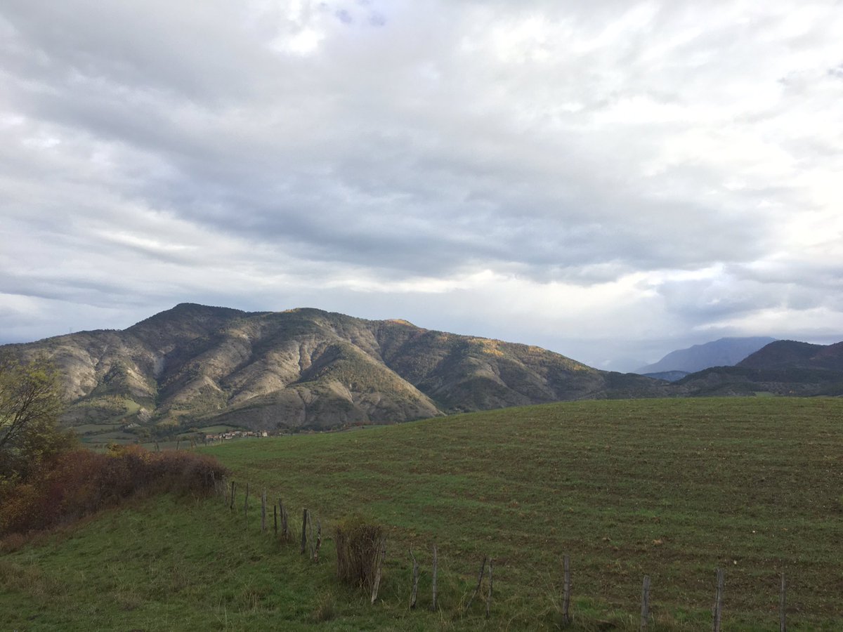 CazacMathias's tweet photo. Bonjour @Meteoalacarte le ciel est chargé ce matin à Bellaffaire (04) quelques rares et courtes averses. Mais cette humidité a permis de faire lever les semis (premier plan). Les précipitations vont elles se maintenir pour cette fin de semaine ? À bientôt https://t.co/UlND16smSO