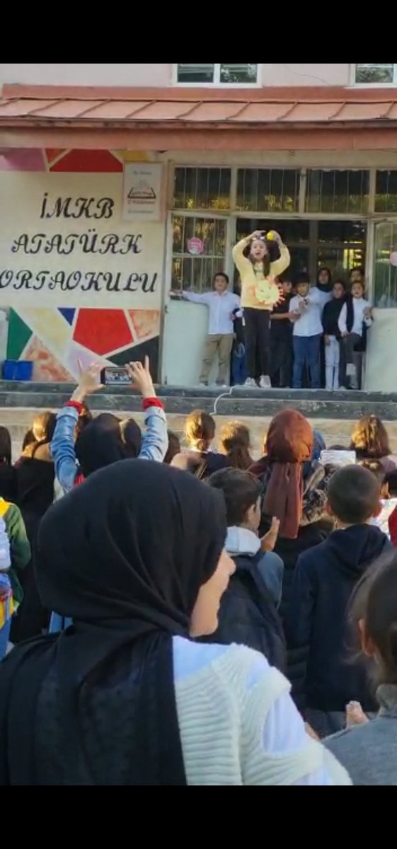 Fen Bilgisi Öğretmenimiz Sezen DEMİR koordinatörlüğünde okulumuzda 1.11.2022 tarihinde bilim şenliği düzenlendi.Bilim şenliğimizde öğrencilerimizin hazırladığı materyaller atölyelerde sergilendi