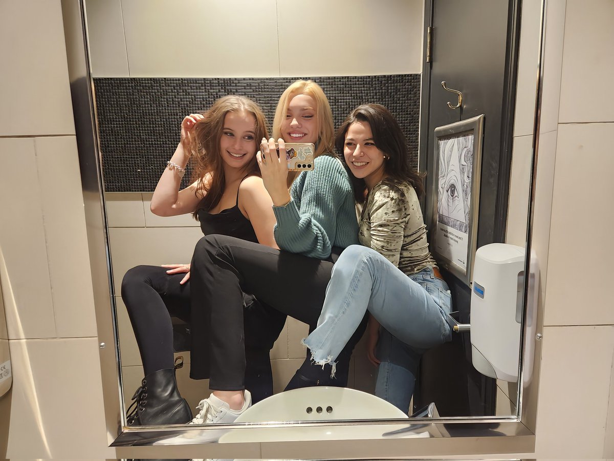 I love these girls 💙💜💛