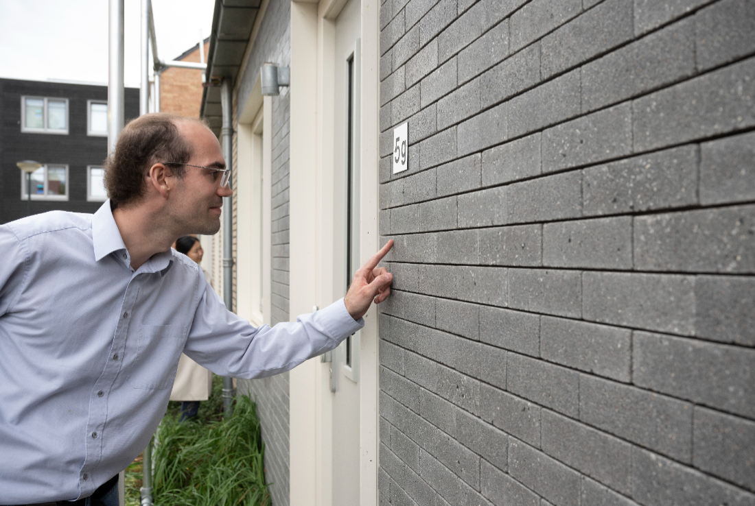 Op de gevel van een @FijnWonen-woning is de BioBasedTile van <a href="/Biomason/">Biomason</a> aangebracht. Gevelbekleding gemaakt van natuurlijke aggregaten en @Biocement® vormen een harde tegel. En de koolstofemissies? Die worden tijdens de productie sterk geminimaliseerd! ➡️ bit.ly/3TgZQmJ