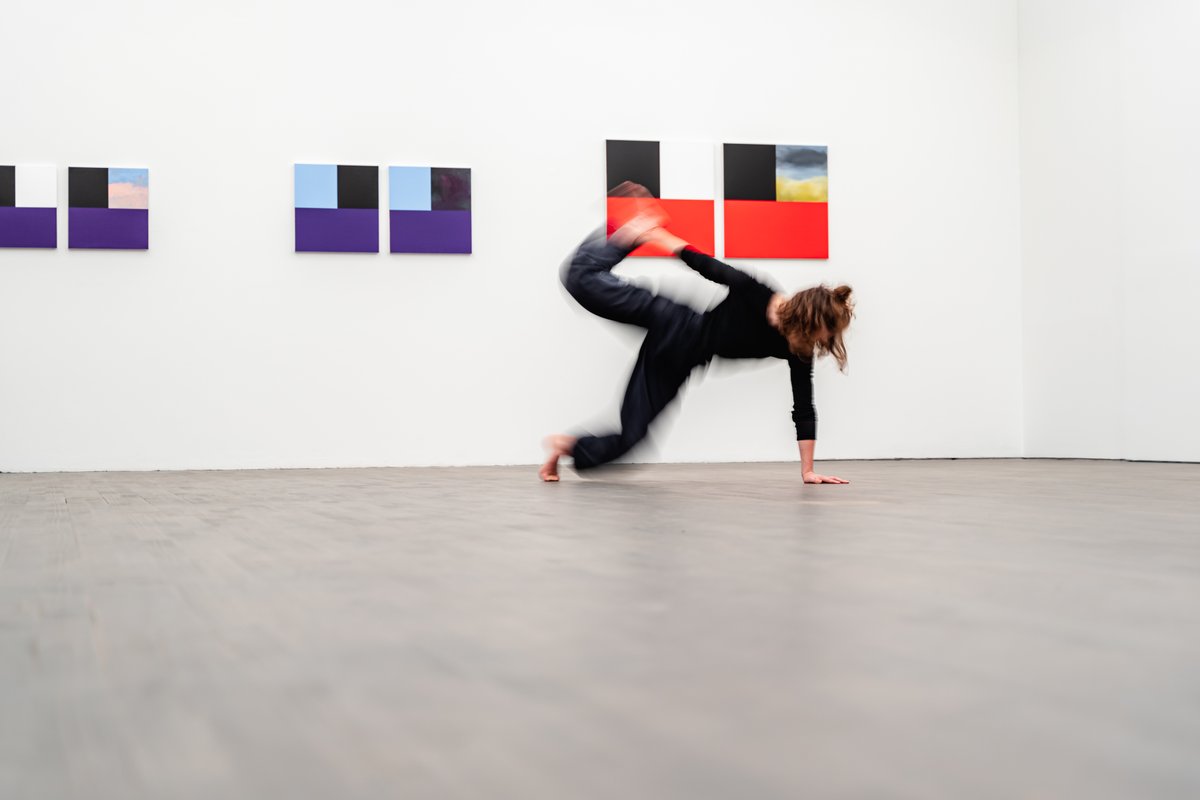 Kom vanavond naar Late Donderdag voor de performance van Mooni Van Tichel. Zij is danseres en choreografe en zorgt tijdens de tentoonstelling van Philippe Van Snick voor 10 activaties, samen met Thibault Rousselet. bit.ly/LateDonderdagS…