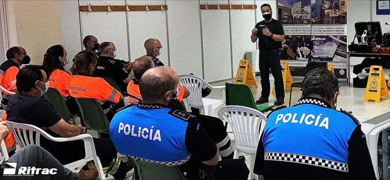 RitracAnd's tweet photo. Seguimos impartiendo formación para pilotos profesionales de #drones en toda España.
#policialocal
#ProteccionCivil 
#formacion 
#Emergencias 
#controlfronterizo https://t.co/DkbZYU21i0