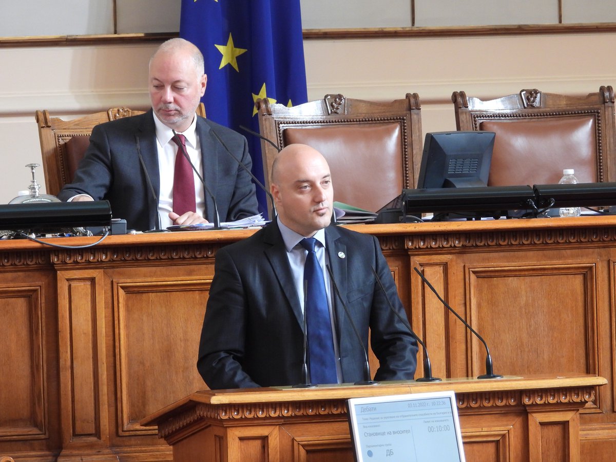 Заставаме до съюзниците си и укрепваме отбраната си. Сега имаме шанс да се наредим до нашите съюзници в ЕС и НАТО и заедно да оказваме военно-техническата помощ, от която се нуждае тя. Сега имаме шанс решително да укрепим своя отбранителен капацитет.