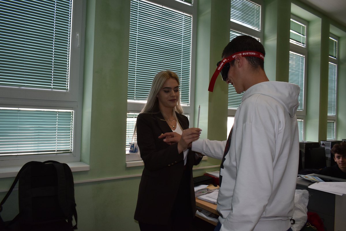 ALFACentarNK's tweet photo. Još jedna edukativna radionica na temu bezbjednosti saobraćaja sa maturantima!
Zajedno sa @PolicijaCG i Službom zaštite i spašavanja posjetili smo JU Srednju stručnu školu u Nikšiću. 
Aktivnost je dio projekta "Opreznost te vozi kući" koji realizujemo uz podršku @minkicg https://t.co/OKoD39NpzO
