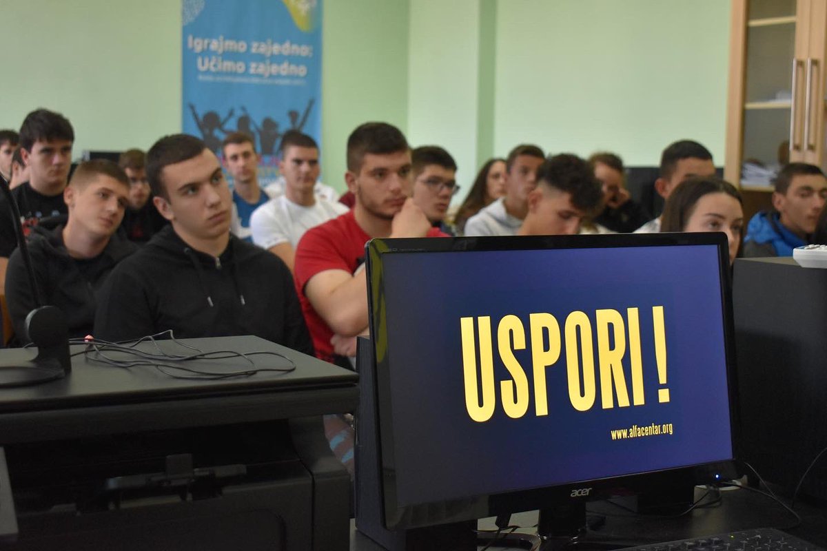 ALFACentarNK's tweet photo. Još jedna edukativna radionica na temu bezbjednosti saobraćaja sa maturantima!
Zajedno sa @PolicijaCG i Službom zaštite i spašavanja posjetili smo JU Srednju stručnu školu u Nikšiću. 
Aktivnost je dio projekta "Opreznost te vozi kući" koji realizujemo uz podršku @minkicg https://t.co/OKoD39NpzO