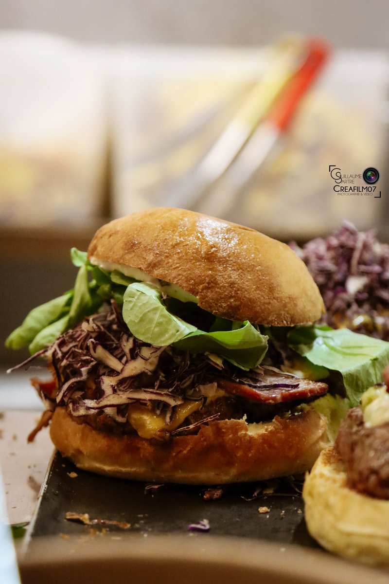 CREAFILM07's tweet photo. Session photo hier à @lagricantine_foodtruck
#burger #hamburger #burgerlocal #produitslocaux #produitsdequalité #drome #ardeche #foodtruck #lagricantine #copaincommecochon #cochon #chouxrouge #buns #confitdecochon #cheddar https://t.co/P9YJix64Ea