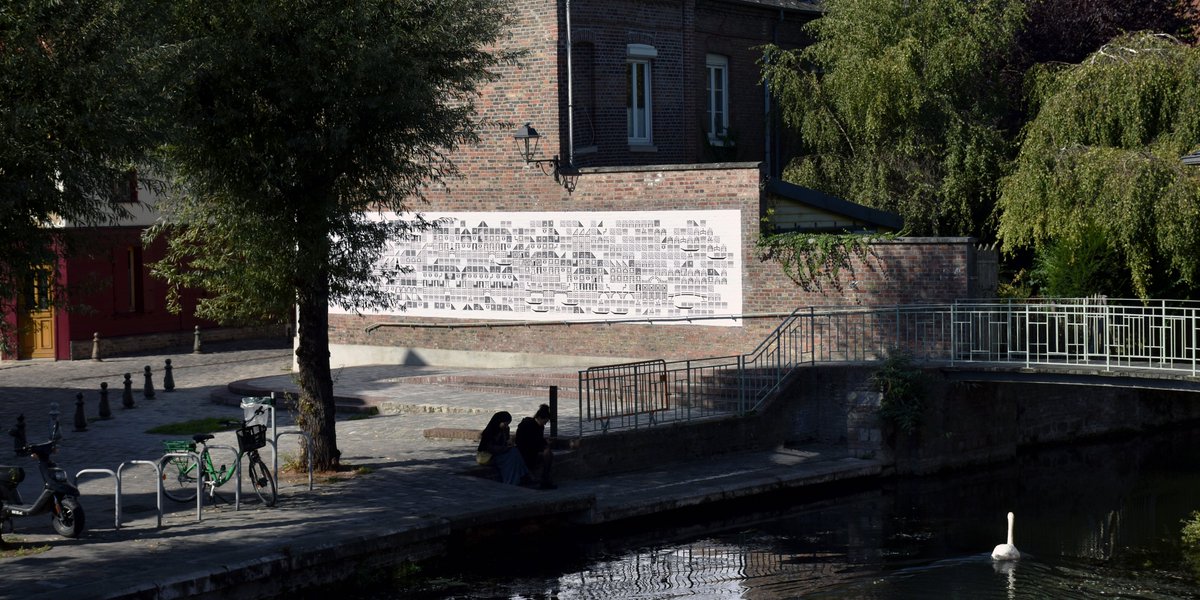 Où trouver la fresque ? En plein cœur du quartier Saint-Leu, avec ici en guest star un des nombreux cygnes que vous pouvez aussi retrouver dans la map 🦢
📌 25 rue Dame-Jeanne !

#iconicamiens #festivaliconic #amiens #streetart #graphicdesign #architecture