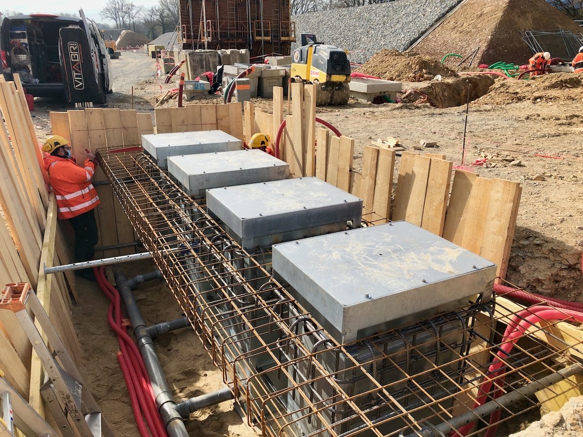 satixi's tweet photo. Réception des travaux de sécurisation du premier sas de sûreté d'un site #Seveso seuil haut
Livraison de la première batterie de 4 #bornes escamotables certifiées BSM-30
Bornes BSM-30 crash testées selon #IWA et #PAS68 pour 667 kJ, arrêtent les véhicules de 7,5 tonnes à 48 km/h https://t.co/YhvRRvHkUF