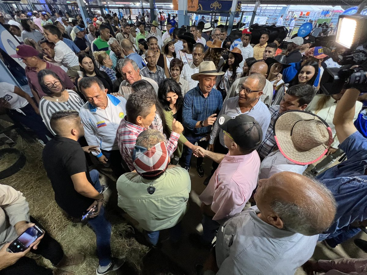 alexandermirele's tweet photo. Buenos días y bendiciones a todos. A caminar por nuestra salud. Felicitaciones a todos los organizadores de la Feria Expo Venezuela Llanera 2022. Y gracias al Vice Ministro para el desarrollo pecuario integral Dr. José Gregorio Aguilera por sus presencia en nuestro estado. https://t.co/LRexr0Q9jK