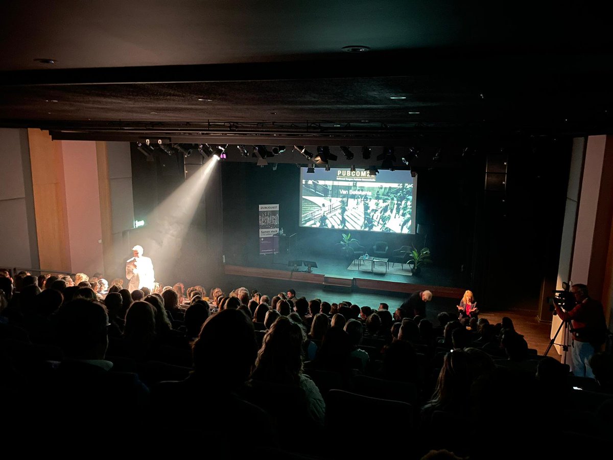 Logeion's tweet photo. PubCom22 is gestart! We trappen af met een aantal praktijkvoorbeelden van vakgenoten en keynotes van Marianne van den Anker en René Moerland. Vanmiddag zijn er sessies te volgen van onze kennispartners en finalisten van de Galjaardprijs.
#pubcom22 #communicatie #galjaardprijs2022 https://t.co/l2kivxm2Av