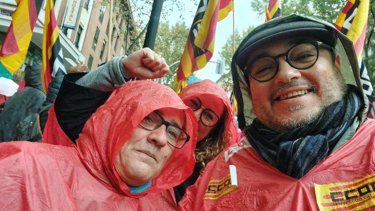 CCOOFundesplai's tweet photo. Doncs aquí estem i malgrat la pluja venim a reclamar que amb les coses de menjar no s'hi juga i que si no tenim salari tindrem conflicte
#SalariOConflicte 
#3NCCOO
#ElPoderDeCanviarHoTot https://t.co/xXHet3aWeU