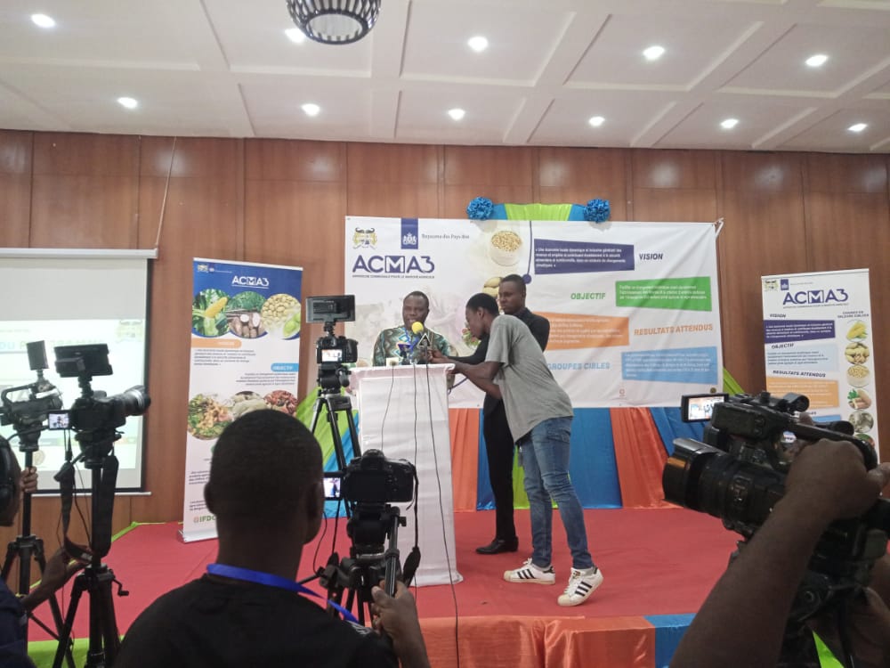 CherifathY's tweet photo. Le représentant des maires du CCIC Ouémé-Plateau Zou et Collines, Mr Nicaise FAGNON, a témoigné des exploits de l'#ACMA2 et remercie une fois de plus l'@IFDC. Il réaffirme son engagement au programme #ACMA3
#JPOBenin
@lemasayi @ToTjoelker @eboexson @rdjegbenou @hilaryadjalla https://t.co/f4Xb6Ta99x