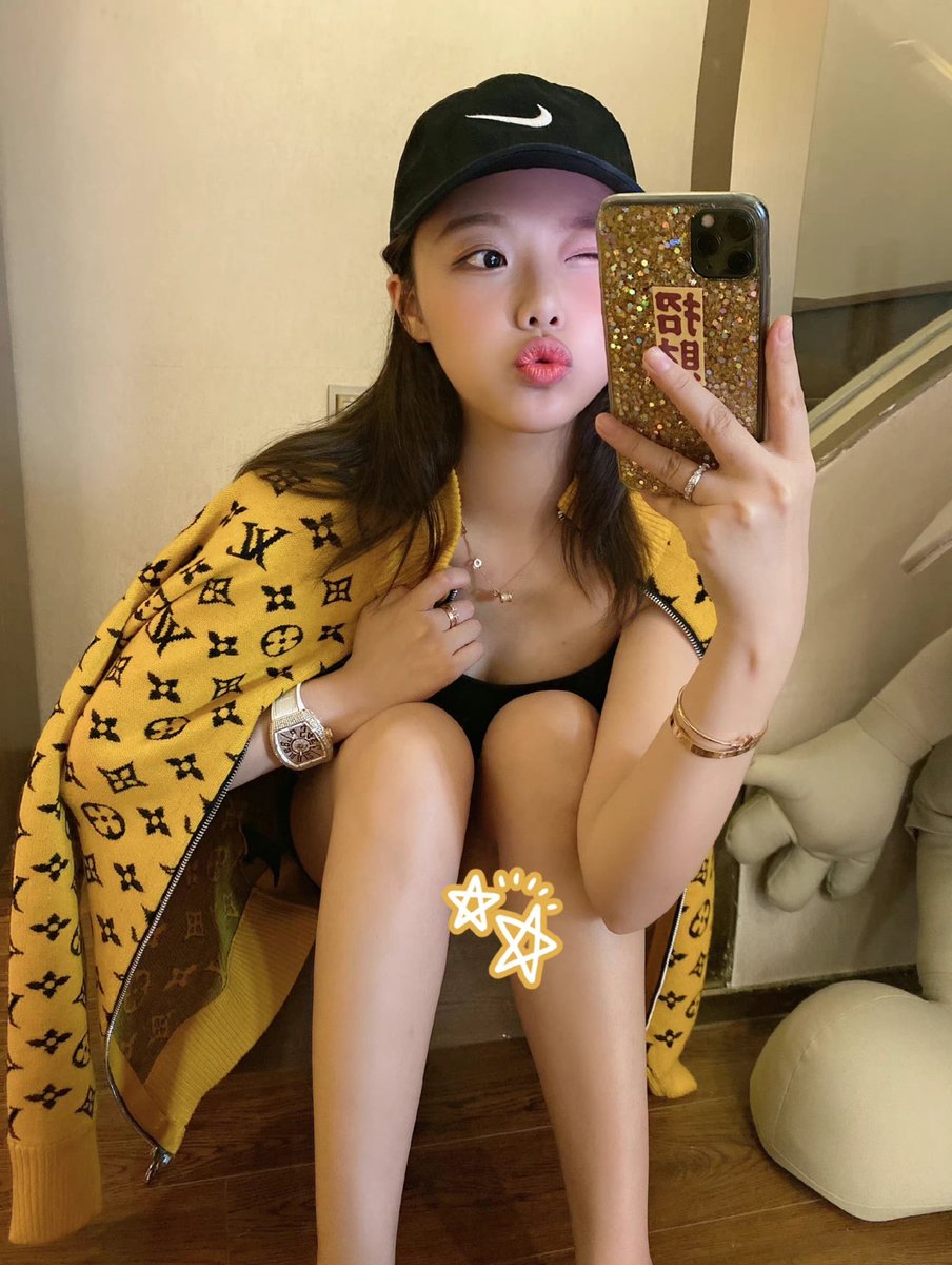 Roxinus1's tweet photo. Go shopping🤩 https://t.co/x96vOmOZef