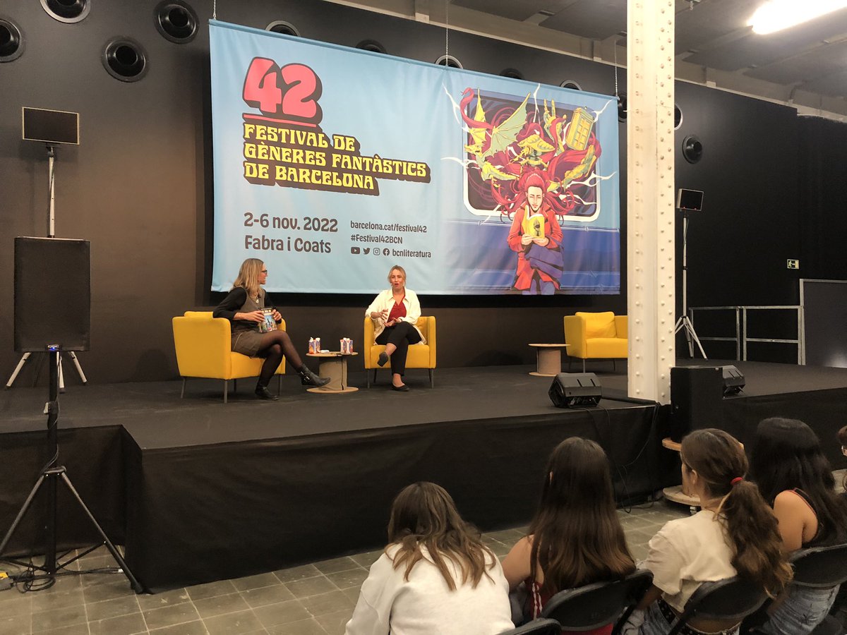 RicRuizGarzon's tweet photo. Centenars de joves participant al club de lectura de les Lectures Explosives del #festival42bcn i @BibliotequesBCN amb la @Lamarbosch
És per aquestes coses que val la pena fer foment de la lectura amb gèneres fantàstics 💜💜💜 @bcnliteratura https://t.co/MJGJQ3fvGh