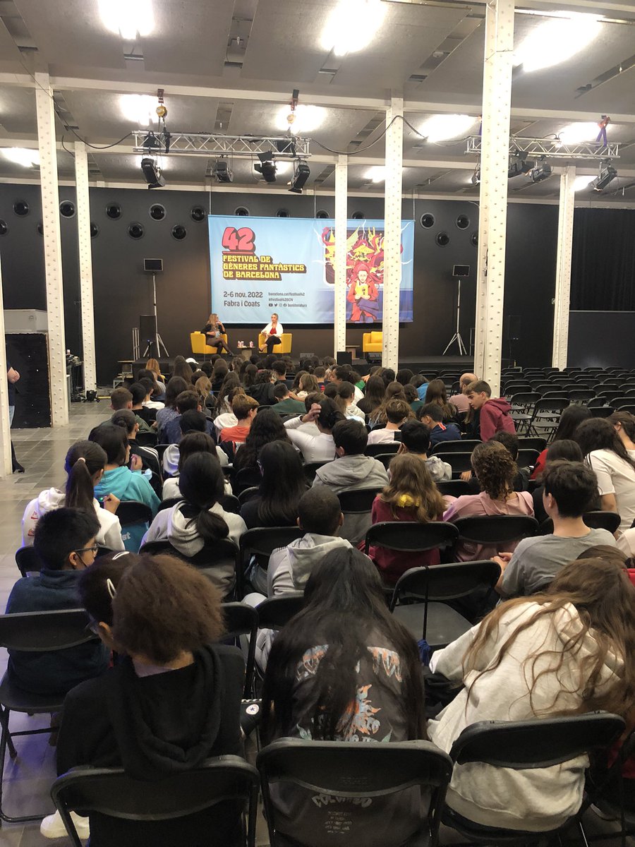 RicRuizGarzon's tweet photo. Centenars de joves participant al club de lectura de les Lectures Explosives del #festival42bcn i @BibliotequesBCN amb la @Lamarbosch
És per aquestes coses que val la pena fer foment de la lectura amb gèneres fantàstics 💜💜💜 @bcnliteratura https://t.co/MJGJQ3fvGh