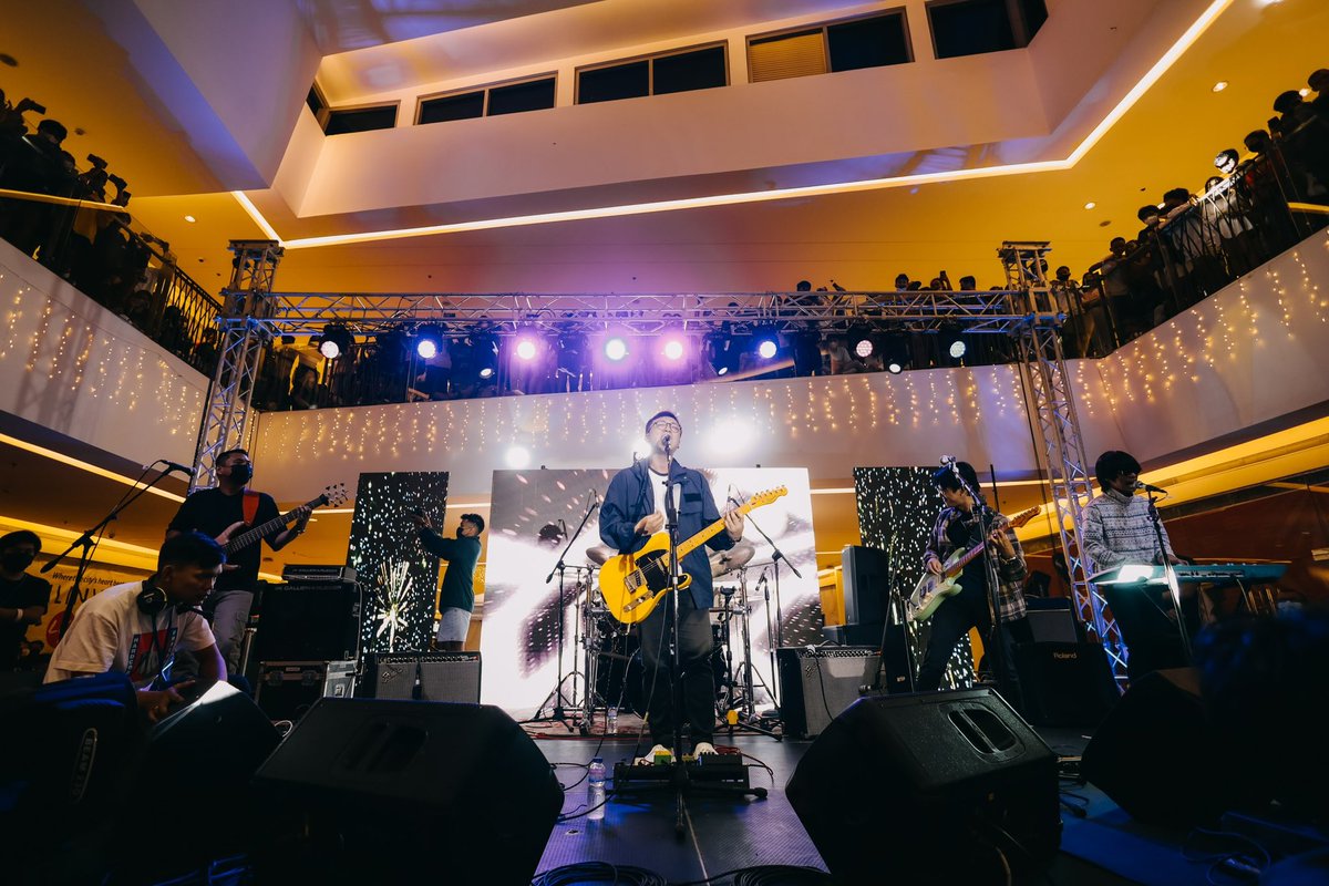 mondaysuddenly's tweet photo. Ikatatlumpu ng Oktubre. Festival Mall, Alabang.

Sa kabila ng bagyo ay nanatili kayong pursigido at matatag upang samahan kami magsaya kahit saglit! Mahal namin kayong lahat. 💙

Salamat lagi, @yrmusicofficial.

Mga litrato galing kay Kr Tan. https://t.co/qoOe2wpQGU