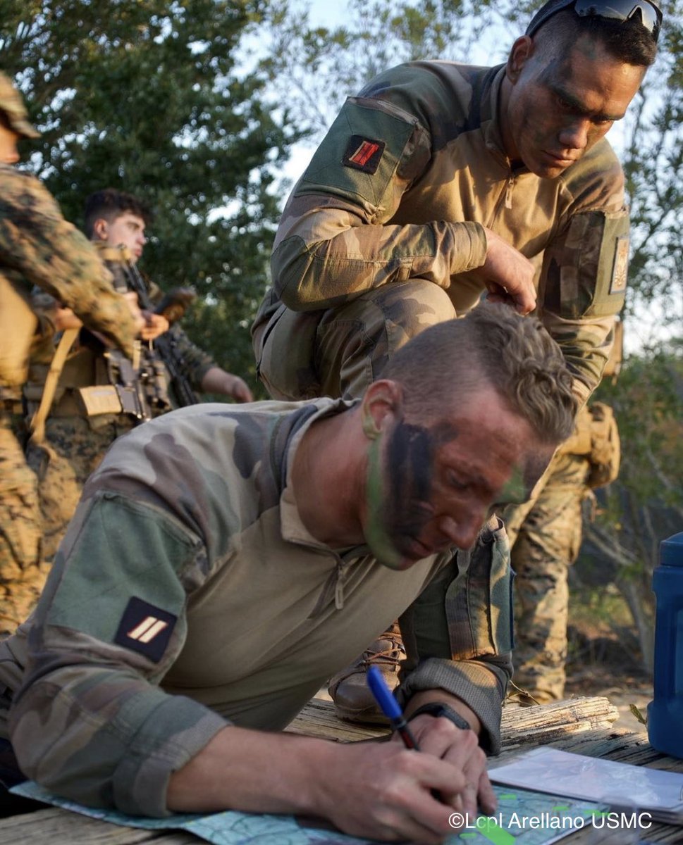 CDC3RAMa's tweet image. Un détachement du #3rama a été accueilli aux États-Unis par leurs frères d’armes du 10th Marines de l’@USMC. S’entraîner ensemble, viser un niveau d’interopérabilité inédit et une forte culture commune pour développer notre capacité à nous engager ensemble en opérations ⚓️ 👊🏼