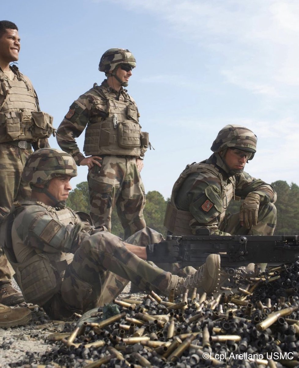 Un détachement du #3rama a été accueilli aux États-Unis par leurs frères d’armes du 10th Marines de l’@USMC. S’entraîner ensemble, viser un niveau d’interopérabilité inédit et une forte culture commune pour développer notre capacité à nous engager ensemble en opérations ⚓️ 👊🏼