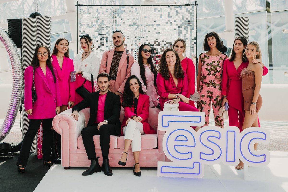 🖤Nuestro alumnado del Máster en Dirección de Marketing y Comunicación de Moda y Lujo [#MML] pudo asistir y disfrutar en <a href="/clecff/">CLEC Fashion Festival</a> punto de encuentro y unión para todos aquellos que aman la moda. #clecfashionfestival2022