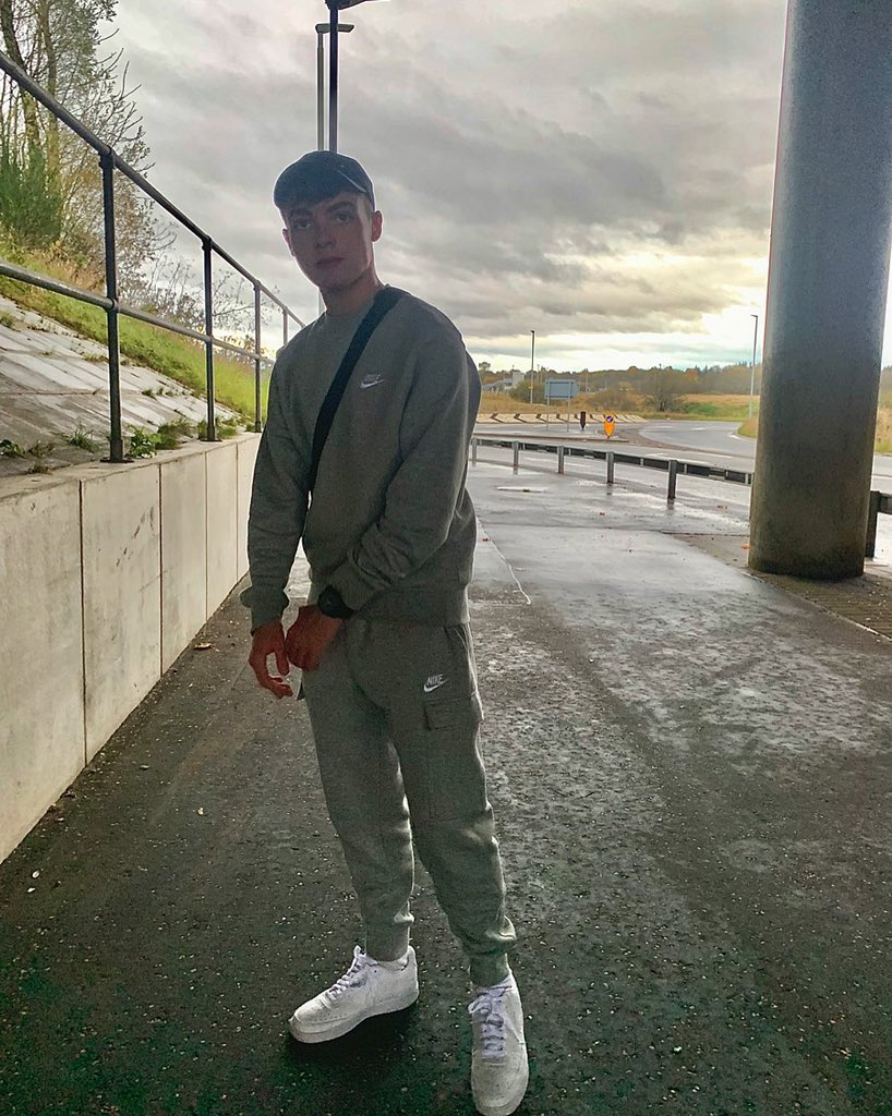 Retweet if you want to taste my big dick;)