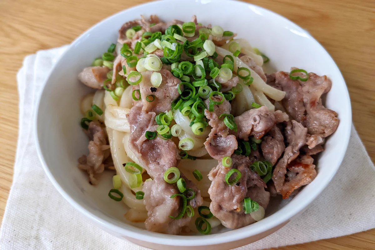 満足感バッチリ！ガッツリさっぱり「塩レモン豚カルビうどん」。