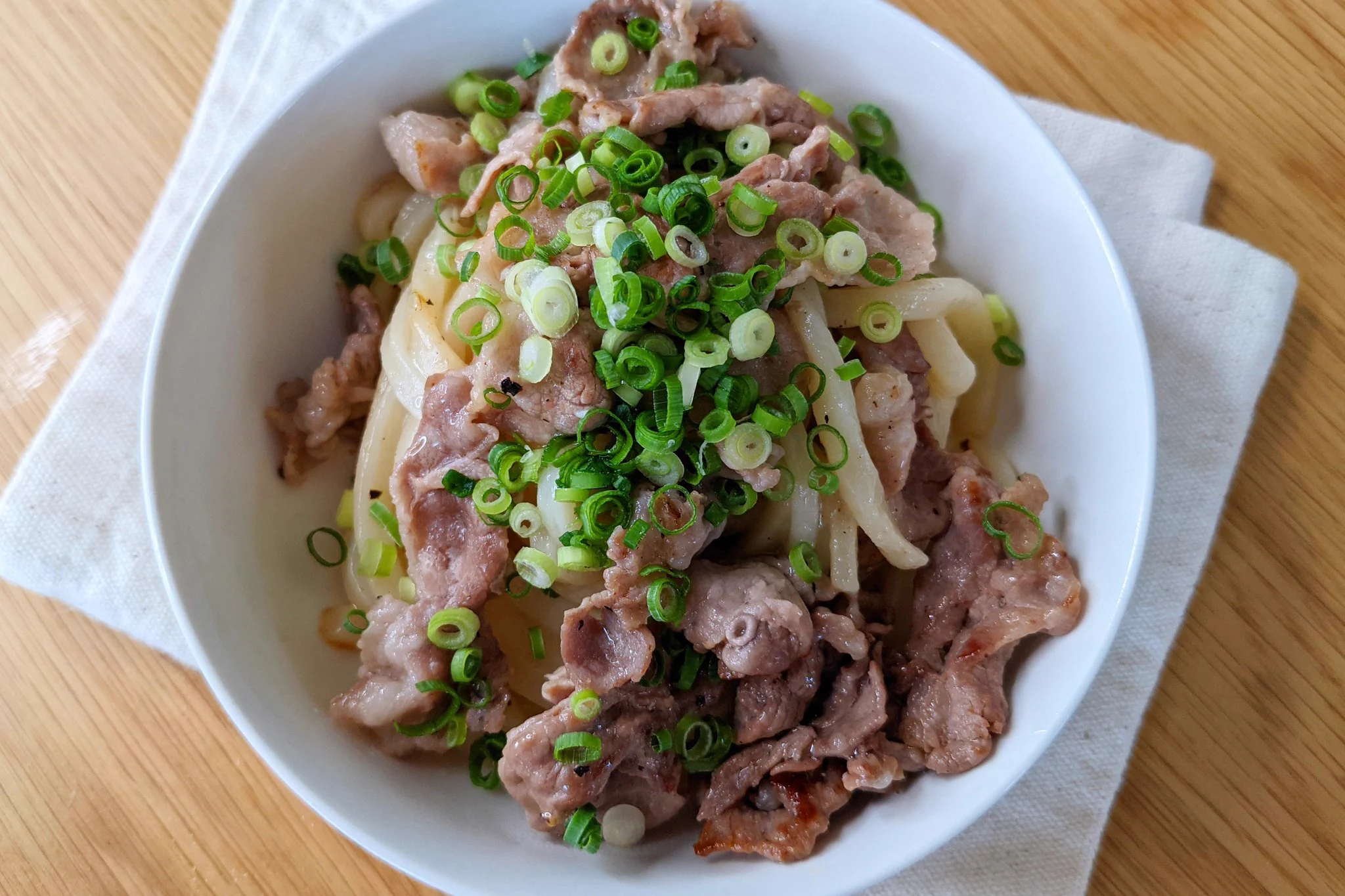 満足感バッチリ！ガッツリさっぱり「塩レモン豚カルビうどん」。