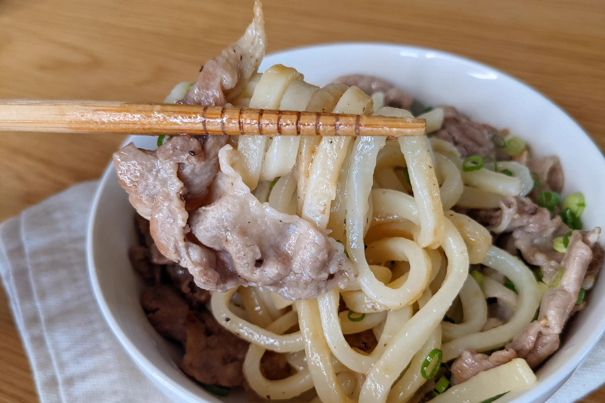満足感バッチリ！ガッツリさっぱり「塩レモン豚カルビうどん」。