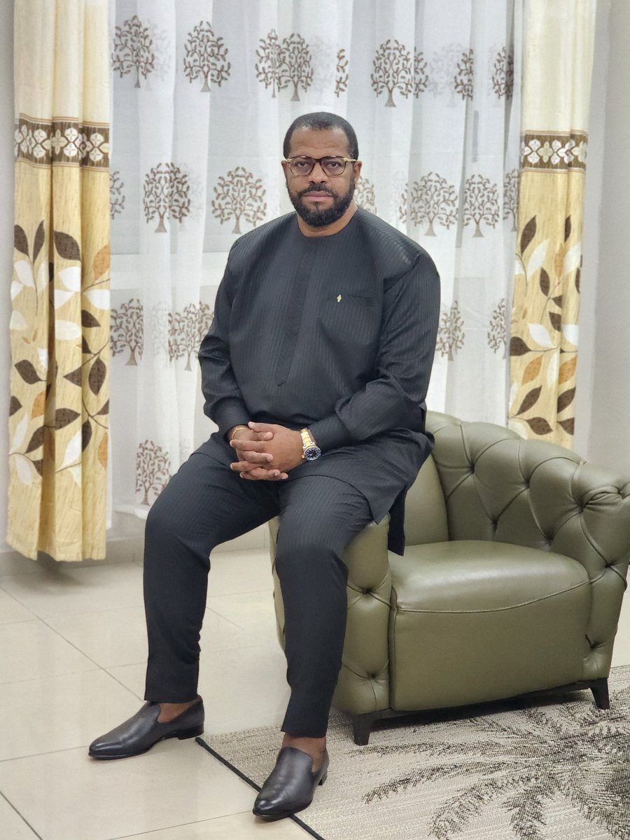 ADA NDONG Virginie, ma mère, n’a jamais cessé de me dire ceci : ‘’Ce n’est pas celui qui est bon face à vous qui compte, c’est celui qui est loyal dans votre dos’’
Bonne journée à tous.