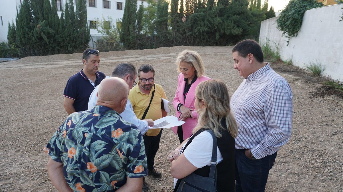 CastillejaCta's tweet photo. 🔴La alcaldesa, Carmen Herrera, ha visitado junto a miembros de la Asociación Puerta Castilleja y Residencial El Solís, la parcela municipal de la Avda Antonio Mairena donde se crearán 87 plazas de aparcamiento, para conocer el estado de las obras.

#TransformandoCastilleja https://t.co/VIuMwmWGsT