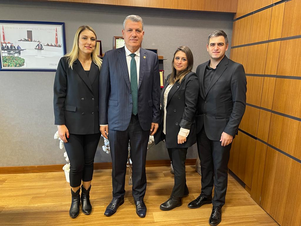 Kadro bekleyen, çalışma koşulları ve özlük haklarının iyileştirilmesini isteyen tarım danışmanı meslektaşlarımızın temsilcileriyle bu kez Meclis'te buluştuk. Haklı mücadelelerinde omuz omuza vererek başaracağız! #TarımDanışmanlarıKadroİstiyor