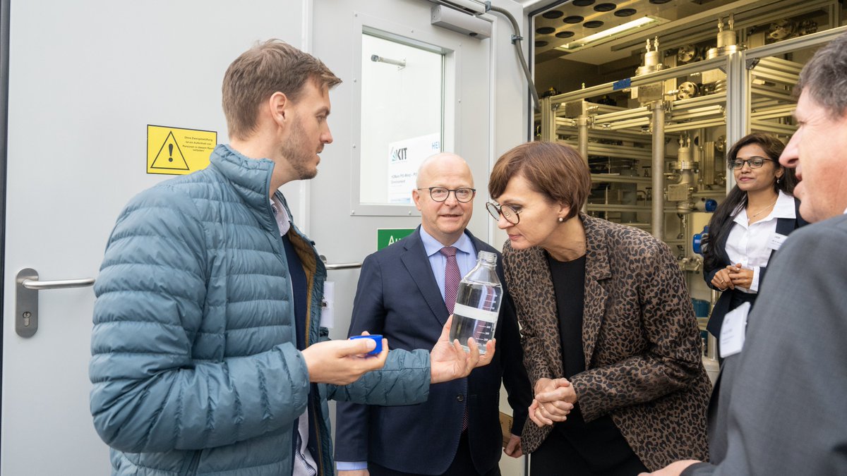 INERATEC_global's tweet photo. Zu Besuch am Energy Lab 2.0 am @KITKarlsruhe: An unserer Power-to-Liquid-Anlage sprachen wir mit Bundesforschungsministerin @starkwatzinger über das Potenzial nachhaltiger #eFuels für eine erfolgreiche #Energiewende.

 👉 Zum Artikel in @zeitonline: https://t.co/TDzhZJk17W https://t.co/mzgWEY0cnS