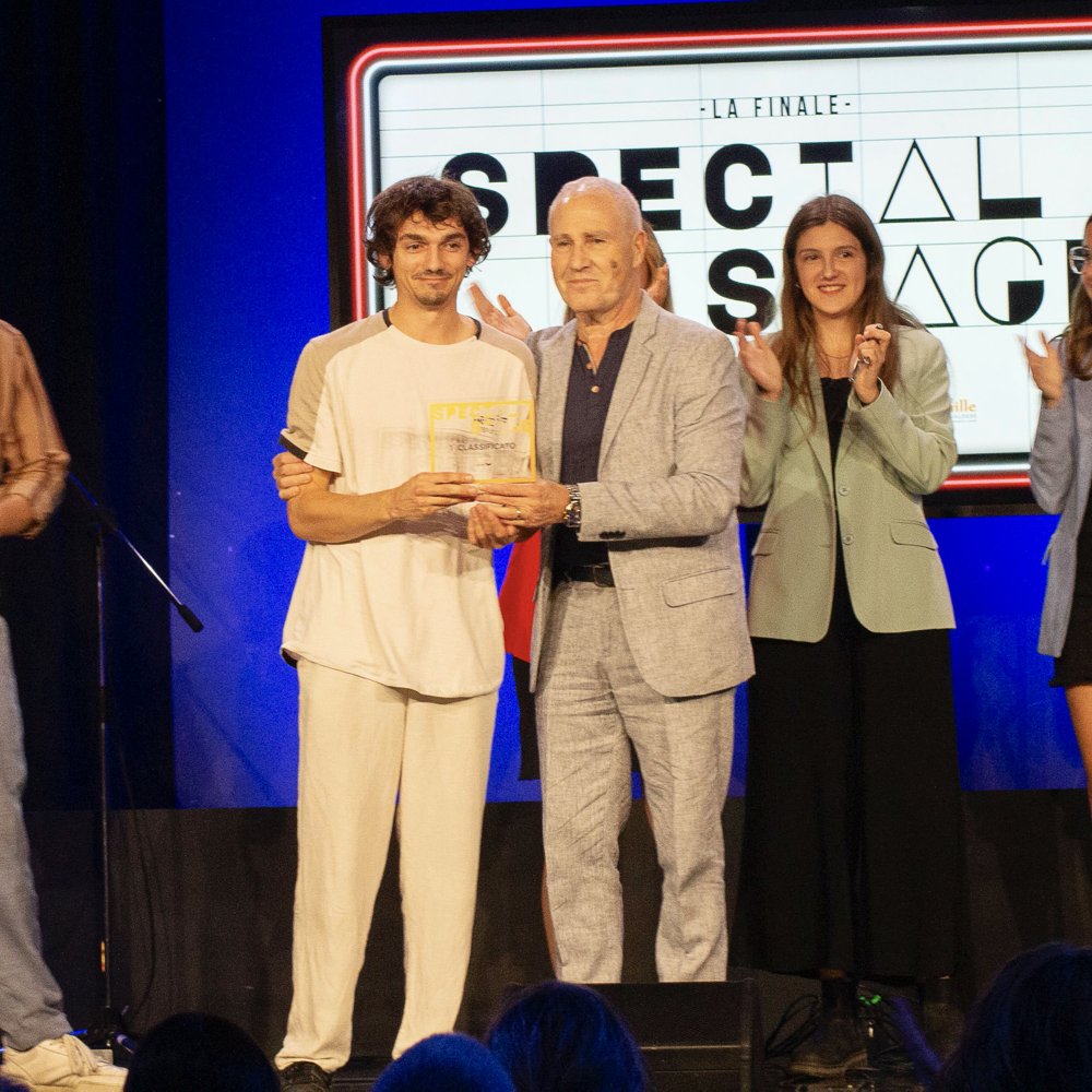 NUOVOIMAIE's tweet photo. SPINOZO SI AGGIUDICA LA FINALE DI SPECIAL STAGE

🗓 Si è tenuto il 28 ottobre allo Zelig di Milano l’ultimo atto di Special Stage, il contest organizzato da @OfficineBuone e sostenuto da @NUOVOIMAIE che ha premiato #Spinozo come migliore talento tra quelli che si sono esibiti. https://t.co/Zzrd3E8W7R