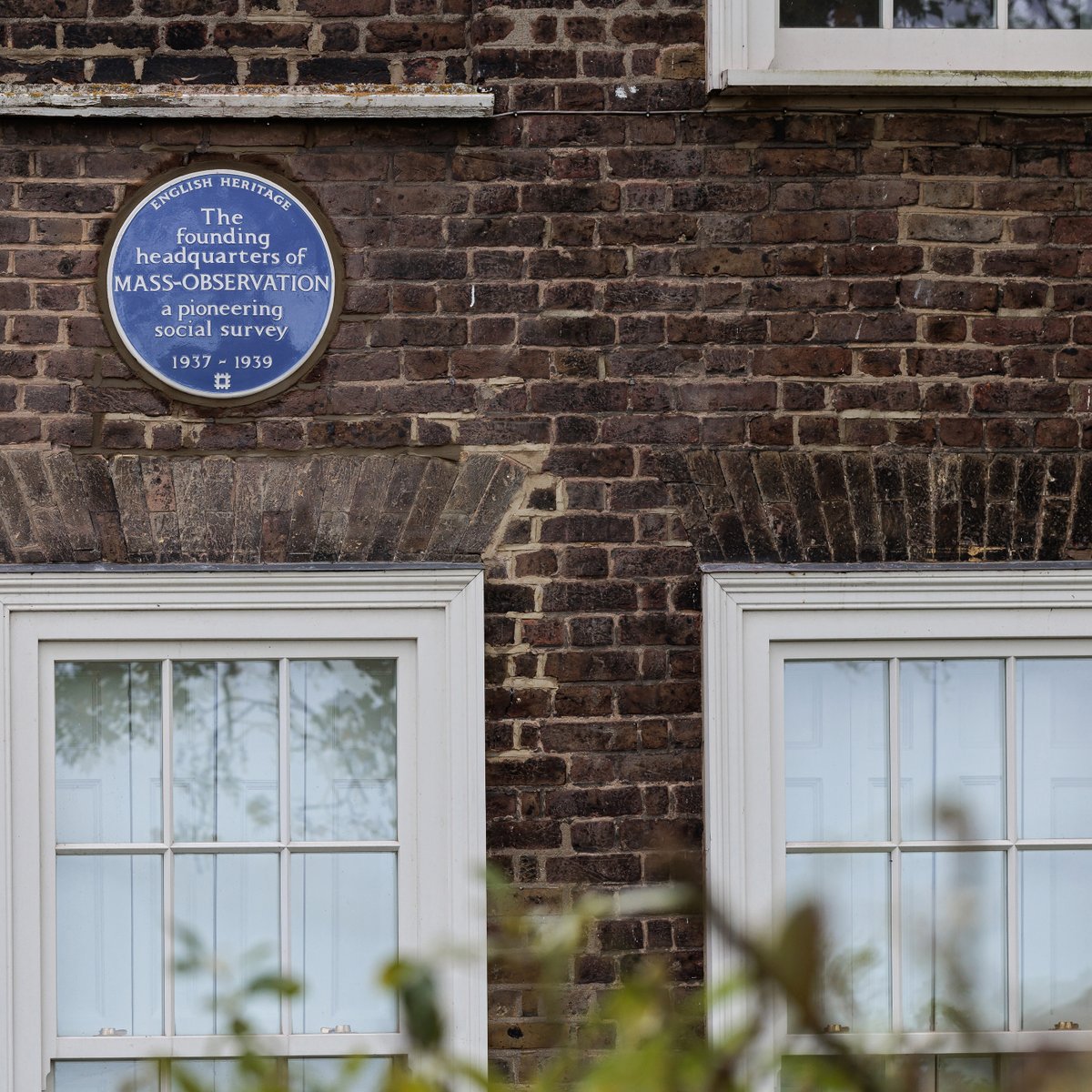 EnglishHeritage's tweet photo. 🔵 Our latest blue plaque is up! 🔵

The original headquarters of a pioneering social research organisation, which recorded the thoughts and experiences of the British public, has been commemorated with a blue plaque today in Blackheath. https://t.co/VagIUKkUk6
