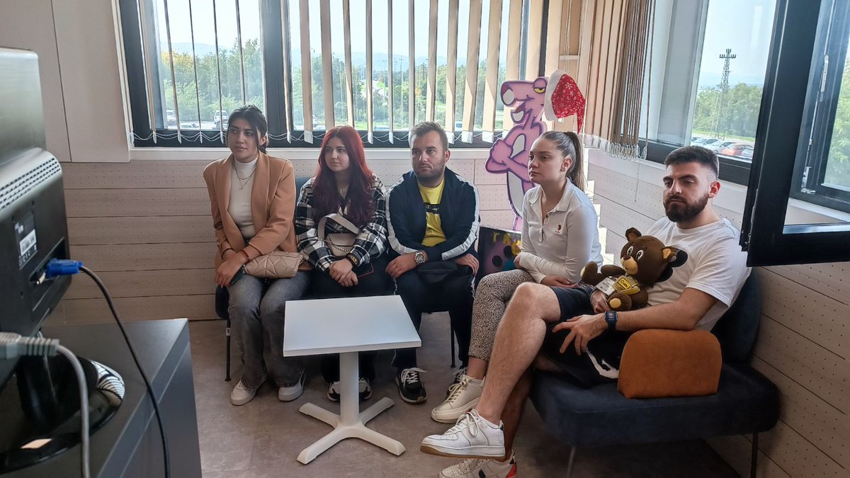 NovinarskaSkola's tweet photo. Da se podsetimo kako je to bilo u oktobru tokom konferencije #WebMediaLiteracy, uokviru koje je naš putujući karavan iz 🇲🇪 koji je predvodio @NVOJuventas posetio i novosadski @OradioRtv. https://t.co/rVtkTsvKvr
