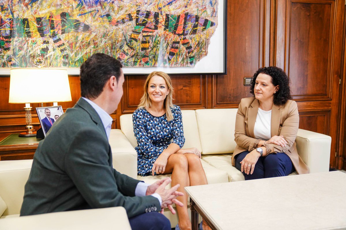 JaviAurelianoG's tweet photo. Unimos fuerzas con el @IAMJunta 

Reunión de trabajo con la asesora de programas del Instituto Andaluz de la Mujer en Almería, @MEsparzaConesa https://t.co/5Dq6Eo86lo