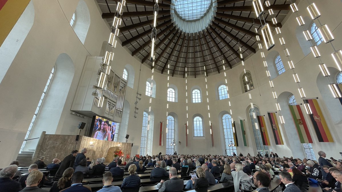 Schupo's tweet photo. ‚Zeit für #Demokratie‘ und ‚Deutsches #Wirtschaftsforum’ heute in der Ehrwürdigen #Paulskirche. Schon mal ein spannender Auftakt am Morgen mit @SabFis3, @rumeliobserver &amp; @GrabitzG 
@DIEZEIT https://t.co/AJv1pibP4P