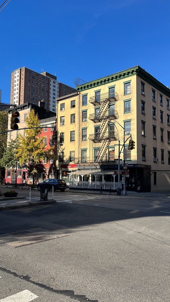 BarryCreed's tweet image. Two americanos with hot milk in keep cups: 
NYC €9.03 v Dublin €5.00. Comparable type places. There is a big, big bang coming kids.