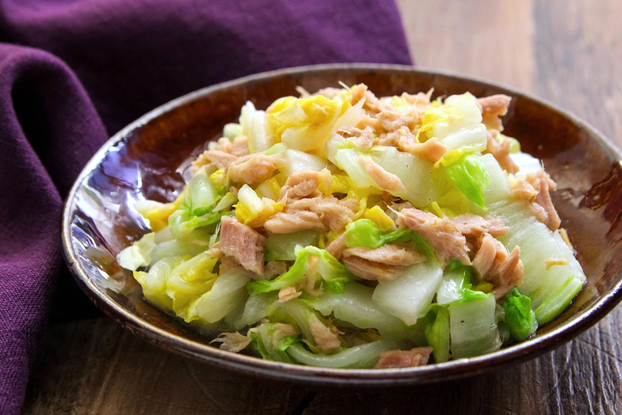 ご飯が進む&おつまみにも最高な一品に仕上がる？！電子レンジで作れる、ツナ缶×白菜レシピ！