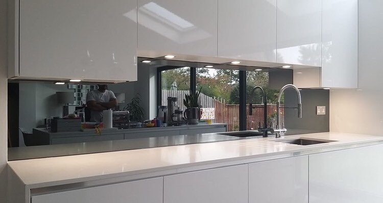 ghinteriorglass's tweet photo. Stunning simplistic kitchen with tinted grey mirrored splash back ✨ 

Please contact jnfo@ghinteriorglass.com or visit https://t.co/rHan3cFzk4 for more information on our glass splash backs. https://t.co/jLvutM80z3