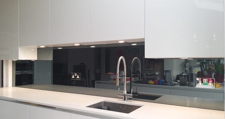 ghinteriorglass's tweet photo. Stunning simplistic kitchen with tinted grey mirrored splash back ✨ 

Please contact jnfo@ghinteriorglass.com or visit https://t.co/rHan3cFzk4 for more information on our glass splash backs. https://t.co/jLvutM80z3
