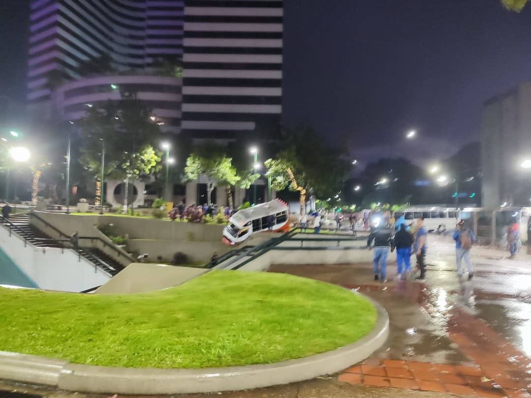 rcamachovzla's tweet photo. #Caracas #Chacao Hace minutos se registró un accidente de tránsito en Altamira entre 2 autobuses. Comisiones de PoliChacao, PNB y @paramedicosmtt en el sitio atendiendo a los lesionados. https://t.co/CdNnRroyc3