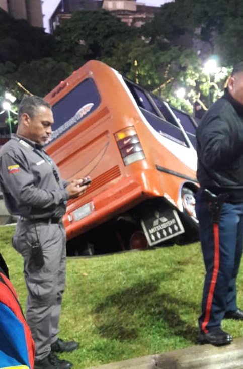 #Caracas #Chacao Hace minutos se registró un accidente de tránsito en Altamira entre 2 autobuses. Comisiones de PoliChacao, PNB y <a href="/paramedicosmtt/">Ángeles de la autopista MPPT</a> en el sitio atendiendo a los lesionados.