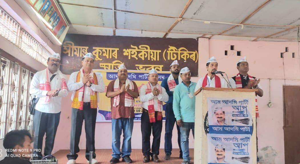 AAP4Assam's tweet photo. আজি গোলাঘাট জিলাত অনুষ্ঠিত হোৱা কৰ্মকৰ্তা প্ৰশিক্ষণ শিবিৰ অনুষ্ঠানত আম আদমি পাৰ্টীৰ উত্তৰ-পূৰ্বাঞ্চলীয় ৰাজ্যৰ ৰাষ্ট্ৰীয় তত্ত্বাৱধায়ক @beingAAPian (ৰাজেশ শৰ্মা), ডাঙৰীয়াৰ লগতে কেইবাজনো ৰাজ্যিক বিষয়ববীয়া উপস্থিত থাকে।
#AAPRising
#AAP4Assam
#JoinAAPAssam https://t.co/TedOVyJYOG