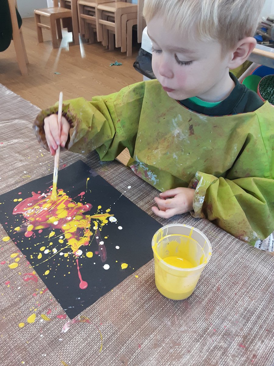 Owls have been using different techniques to create fireworks pictures this morning. We have splatted, blown and shaken the paint to create some exploding art work. 🎆🎇