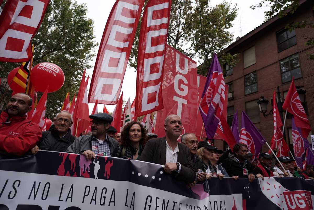CCOO's tweet photo. 📸 FOTOGALERÍA 
🟣En Directo seguimiento del #3NCCOO #SalariosOConflicto en 🎥 @CCOO 🔴⚪️ 🔵
https://t.co/FFWsqfvAm9 https://t.co/fECTGsFYiy