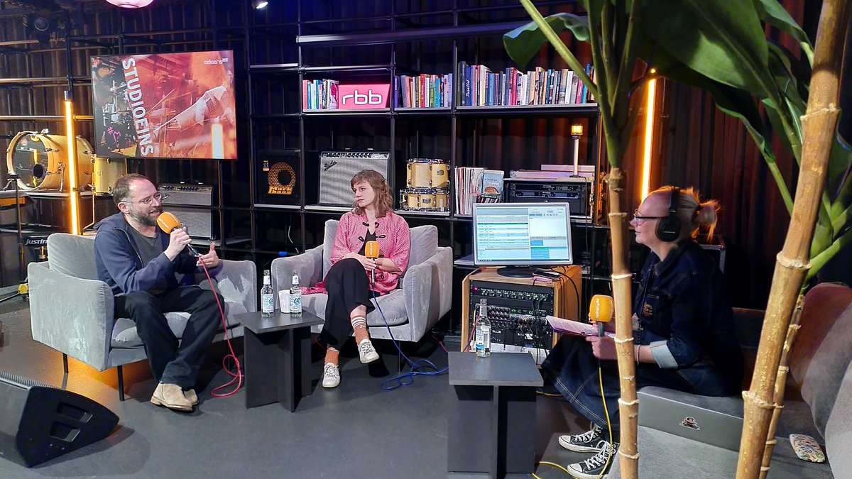 ChristianSoult's tweet photo. Hier das Interview von Maren Kling und Martin @oetting gestern bei @radioeins zur Entwicklung von @vollehalle und dem Programm der #vollehalleNacht heute Abend zum Nachhören: https://t.co/hlZLXUcUCc cc @kaischaechtele  @mbukowski @beyond_ideology @Festsaal https://t.co/r0aULPSH72
