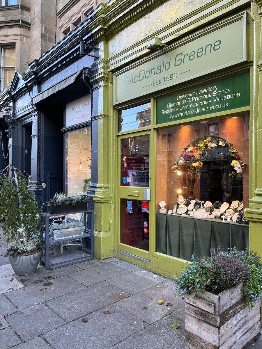 McDonaldGreene's tweet photo. Bruntsfield this morning blissful autumn 🍂 colour calm sunny ☀️ day ahead Set up and ready to go. Wander up for shopping 🛍️ coffee, cake, lunch, plenty of choice Independent businesses, personal service ☺️ #bruntsfield #shopping #cafes #jewellery #gifts #friendlyservice #local https://t.co/ZdejerLU4f