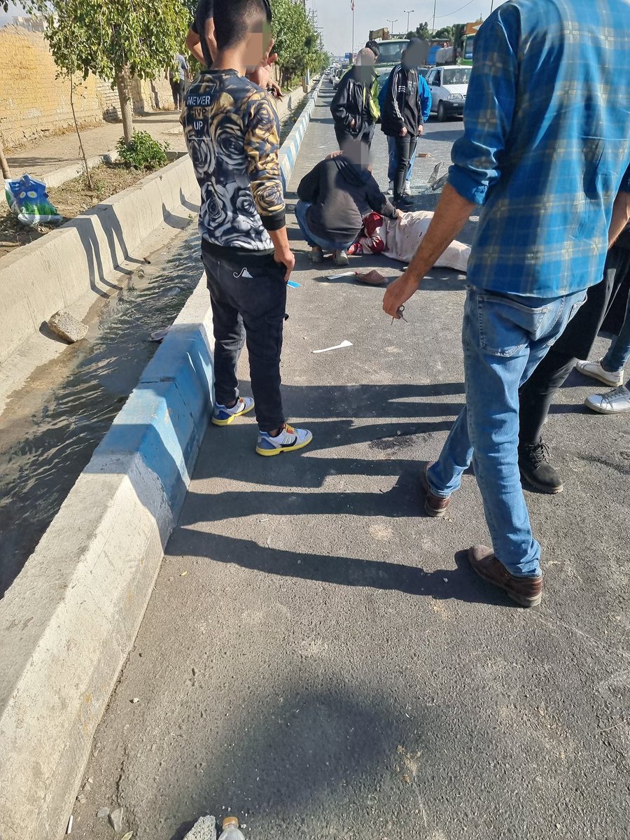OutFarsi's tweet photo. یک آخوند تو اتوبان کرج یهو ماشینش ایستاد و اومد پاین شروع کرد به کتک زدن خودش الانم داره جون میده
#مهسا_امینی https://t.co/r2iqThjvao