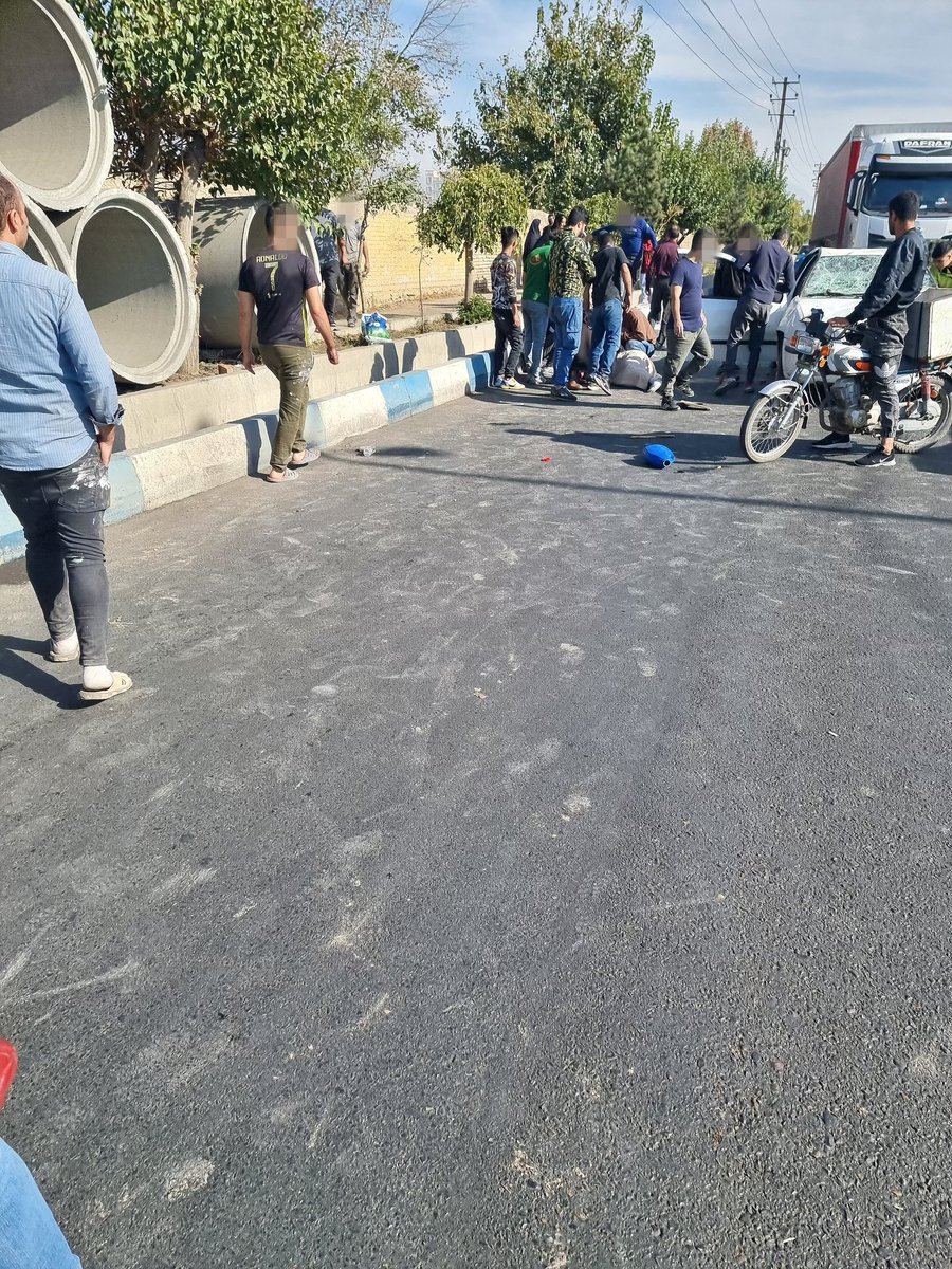 OutFarsi's tweet photo. یک آخوند تو اتوبان کرج یهو ماشینش ایستاد و اومد پاین شروع کرد به کتک زدن خودش الانم داره جون میده
#مهسا_امینی https://t.co/r2iqThjvao