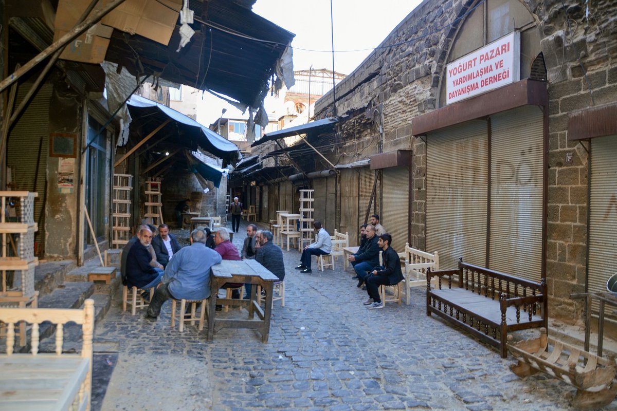 amedhaber_21's tweet photo. Dinç: Kaderine terk edilen tarihi marangozlar çarşısı restore edilmeli!

Sur ilçesinde mağdur olan marangozlar çarşısı esnafı ile bir araya gelen HÜDA PAR Diyarbakır İl Başkanı @FarukDinc21 tarihi yapıların restore edilmesi için yetkililere çağrıda bulundu
https://t.co/AWB1NJU4hX https://t.co/07kuyM4a62